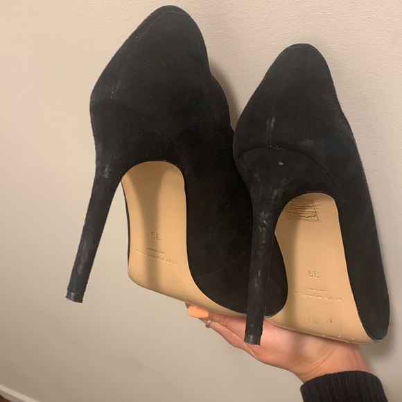 Absolutely gorgeous black Club Monaco shoes with scallop detail. - Picture 5 of 5